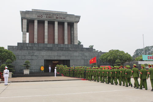 Đoàn cán bộ, học viên vào Lăng viếng Chủ tịch Hồ Chí Minh.